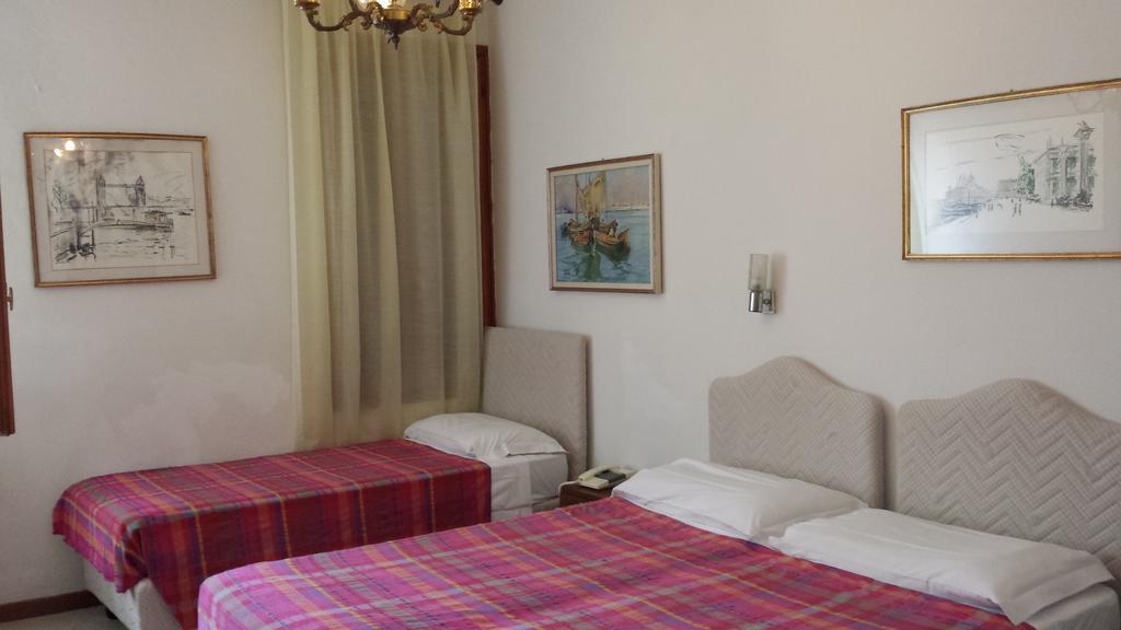 Hotel Iris Venesia Ruang foto