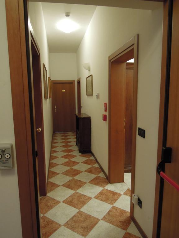 Hotel Iris Venesia Bagian luar foto