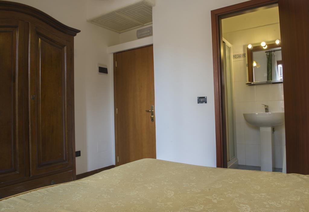 Hotel Iris Venesia Bagian luar foto