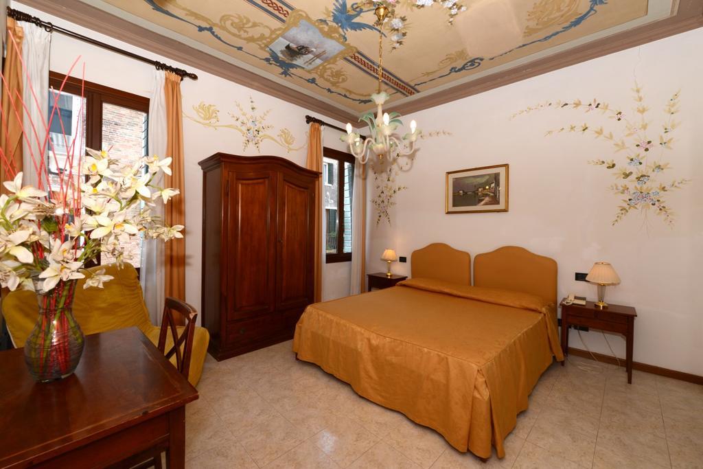 Hotel Iris Venesia Bagian luar foto