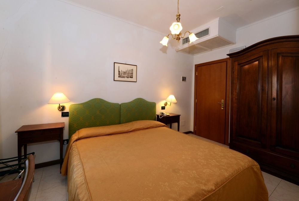 Hotel Iris Venesia Bagian luar foto